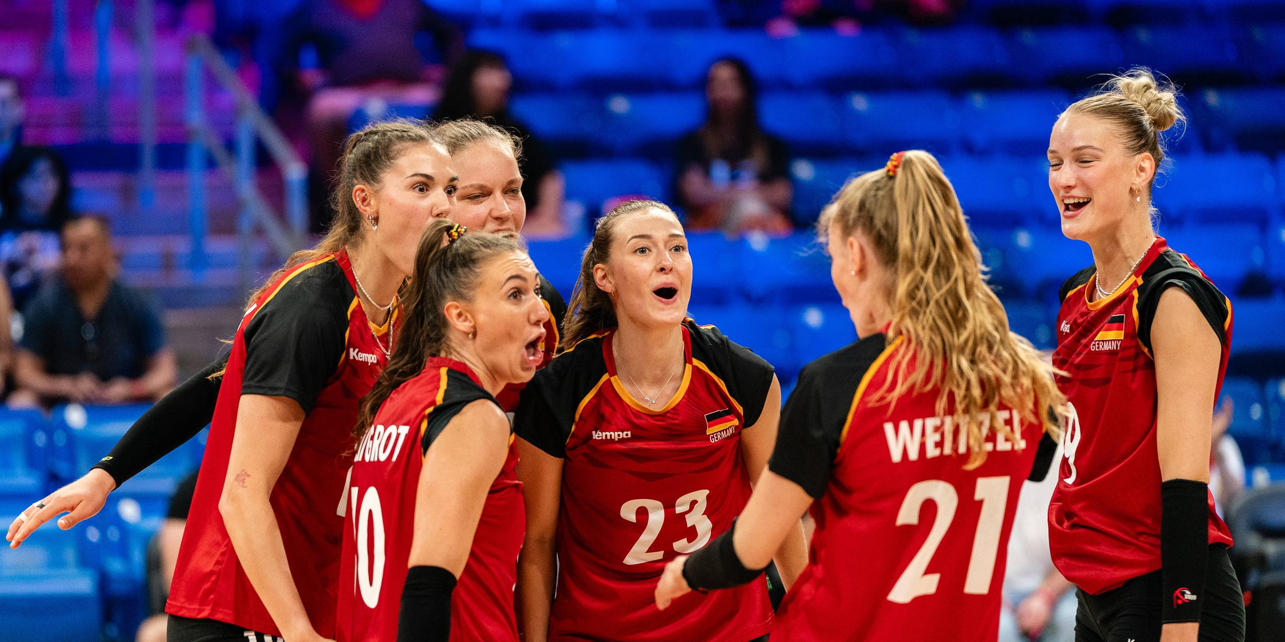 Volleyball, Nations League, Deutschland - Thailand: Spielerinnen aus Deutschland feiern 