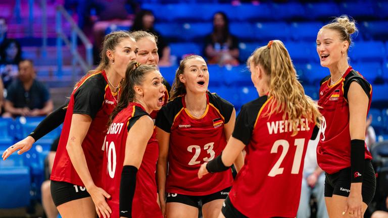 Volleyball, Nations League, Deutschland - Thailand: Spielerinnen aus Deutschland feiern 