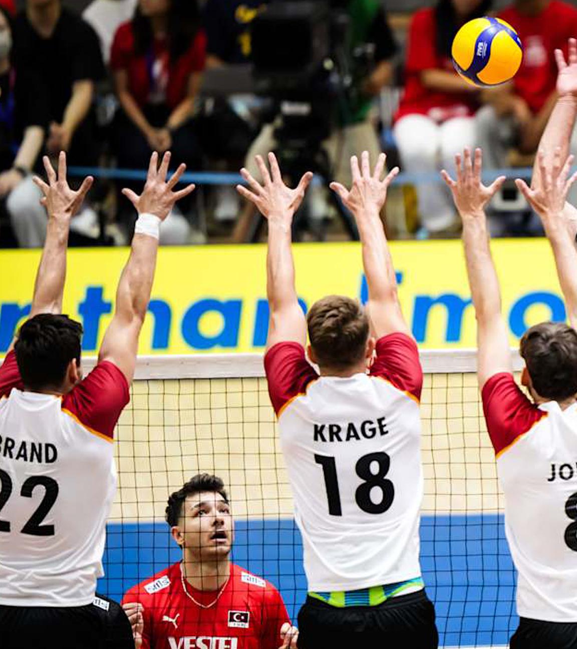 Spieler in Aktion im Match Volleyball-Nations-League, Türkei gegen Deutschland in der Nations League