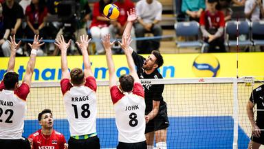 Spieler in Aktion im Match Volleyball-Nations-League, Türkei gegen Deutschland in der Nations League