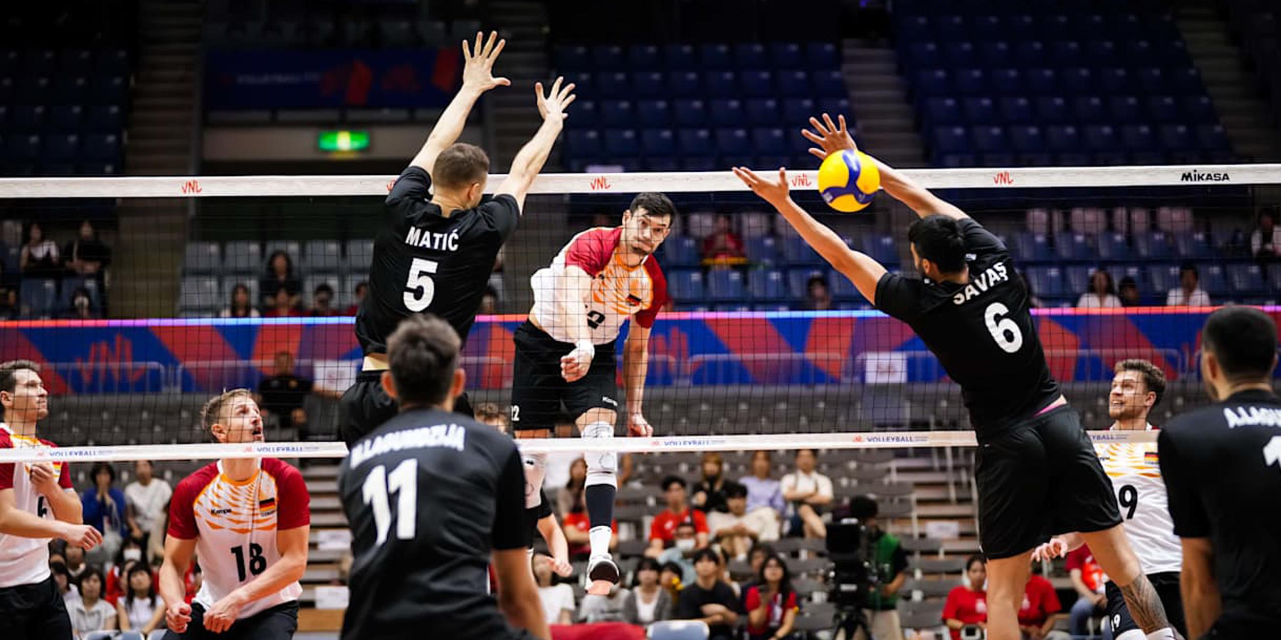 Spieler in Aktion im Match Volleyball-Nations-League, Türkei gegen Deutschland in der Nations League