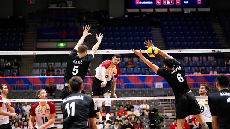 Spieler in Aktion im Match Volleyball-Nations-League, Türkei gegen Deutschland in der Nations League