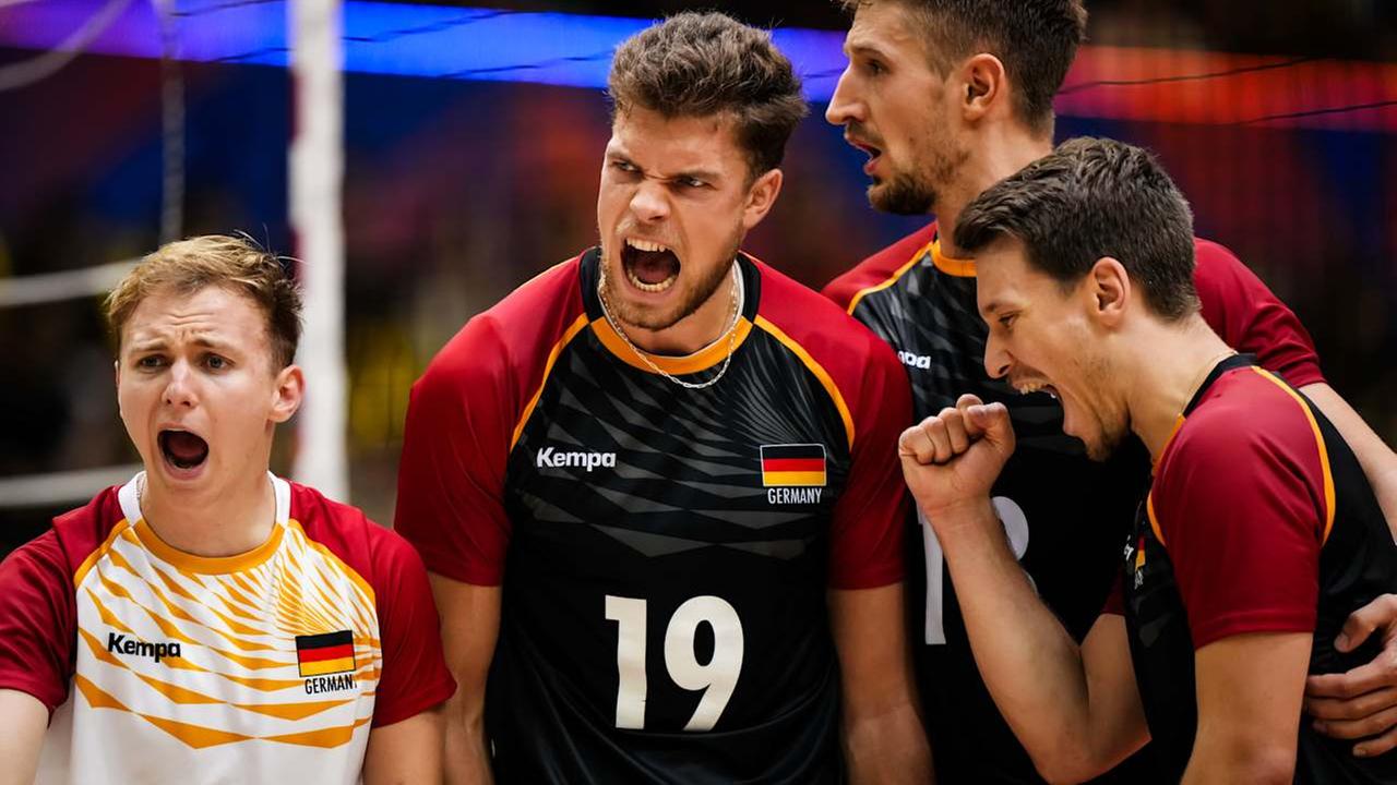 Die deutschen Volleyballer jubeln nach einem Treffer gegen die Mannschaft aus den USA.