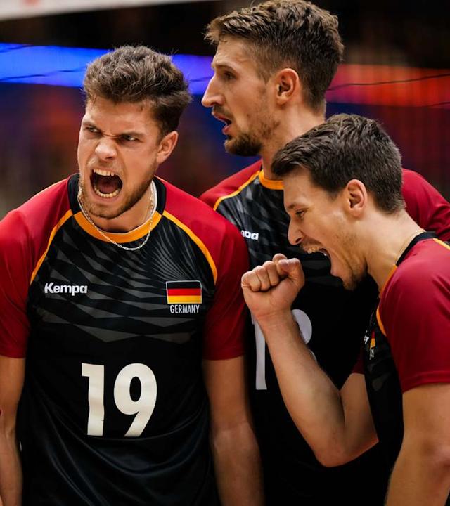 Die deutschen Volleyballer jubeln nach einem Treffer gegen die Mannschaft aus den USA.