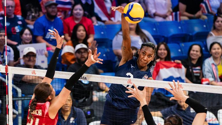 Volleyball, Nations League, USA - Thailand: Danielle Cuttino (USA) schmettert den Ball