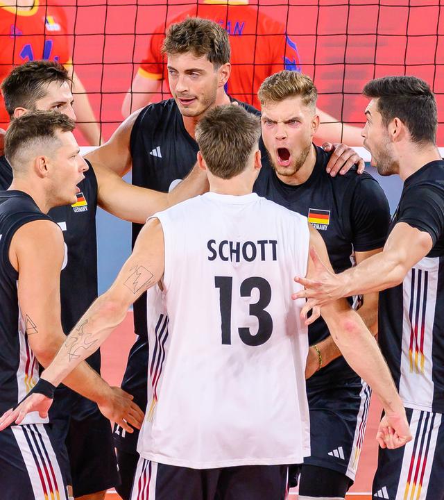 Deutsche Volleyballer jubeln am 12.09.2026.