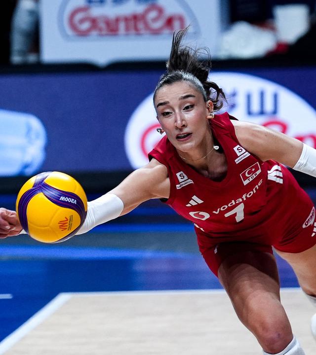Die türkische Volleyballspielerin Hande Baladın versucht in der Volleyball Nations League Partie gegen Brasilien den Ball zu erreichen