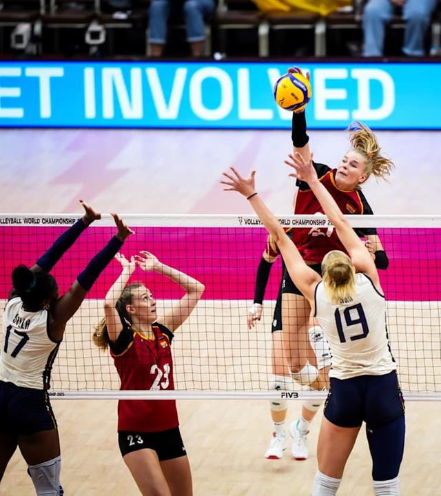 Die deutschen Volleyballerinnen in Aktion gegen die italienische Mannschaft bei der Volleyball-WM der Frauen.