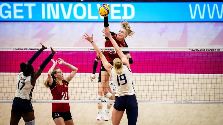 Die deutschen Volleyballerinnen in Aktion gegen die italienische Mannschaft bei der Volleyball-WM der Frauen.