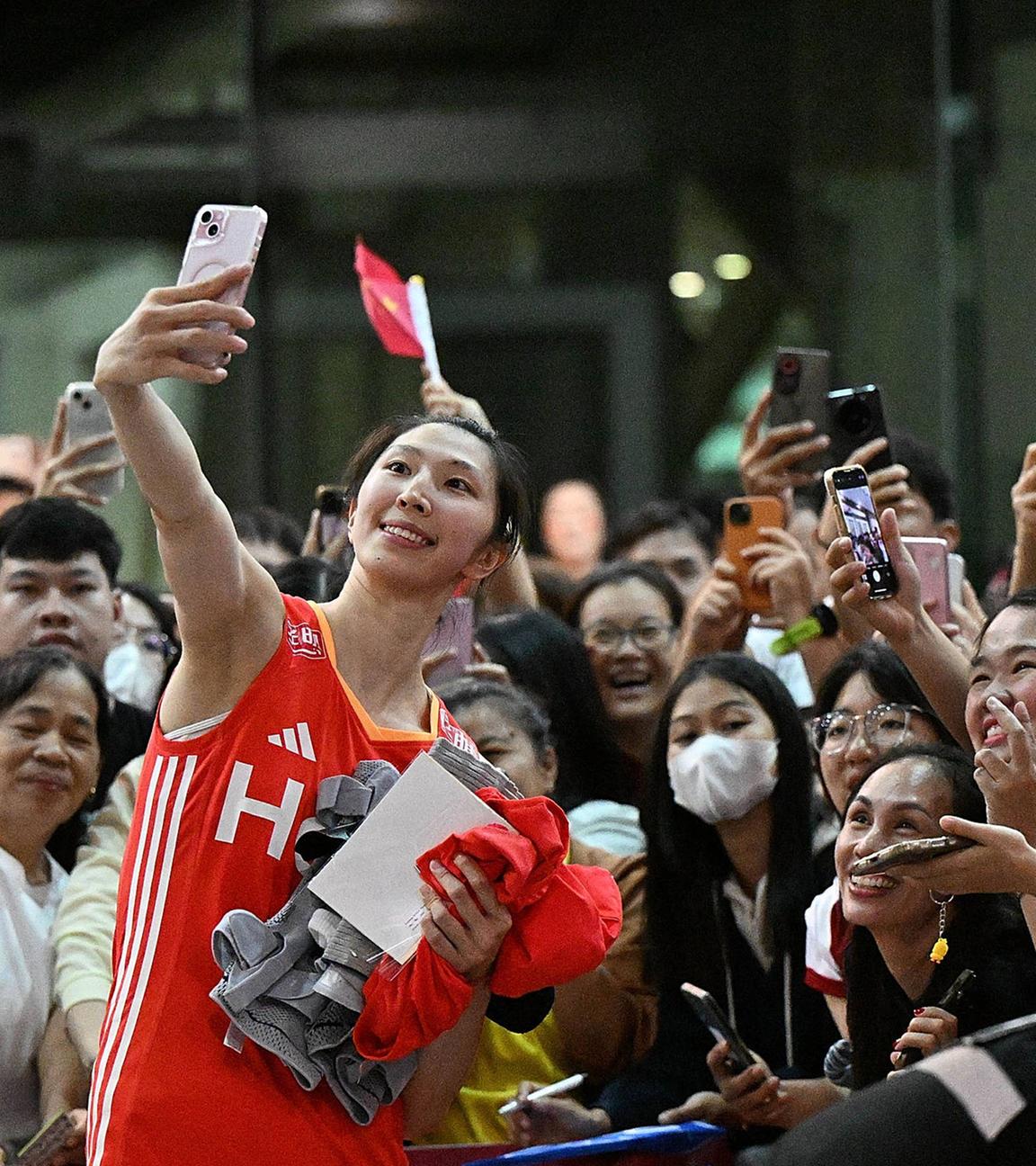Wu Mengjie (vorne) aus China posiert mit Fans nach dem Vorrundenspiel der Gruppe F zwischen China und der Dominikanischen Republik bei der Volleyball-Weltmeisterschaft der Frauen, WM, Weltmeisterschaft in Chiang Mai, Thailand, 27. August 2025. )