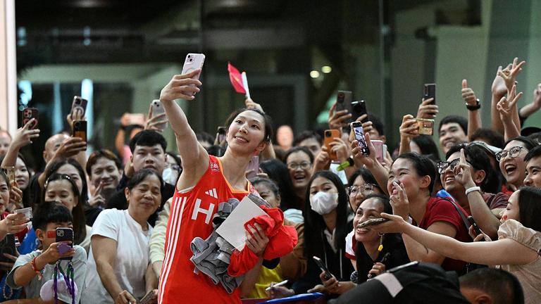 Wu Mengjie (vorne) aus China posiert mit Fans nach dem Vorrundenspiel der Gruppe F zwischen China und der Dominikanischen Republik bei der Volleyball-Weltmeisterschaft der Frauen, WM, Weltmeisterschaft in Chiang Mai, Thailand, 27. August 2025. )