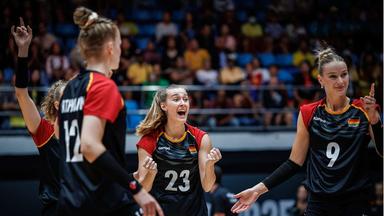 Volleyball WM Frauen in Thailand - Deutschland - Vietnam: Die deutschen Volleyballerinnen jubeln.