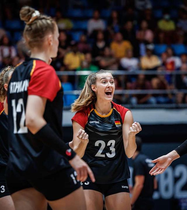 Volleyball WM Frauen in Thailand - Deutschland - Vietnam: Die deutschen Volleyballerinnen jubeln.