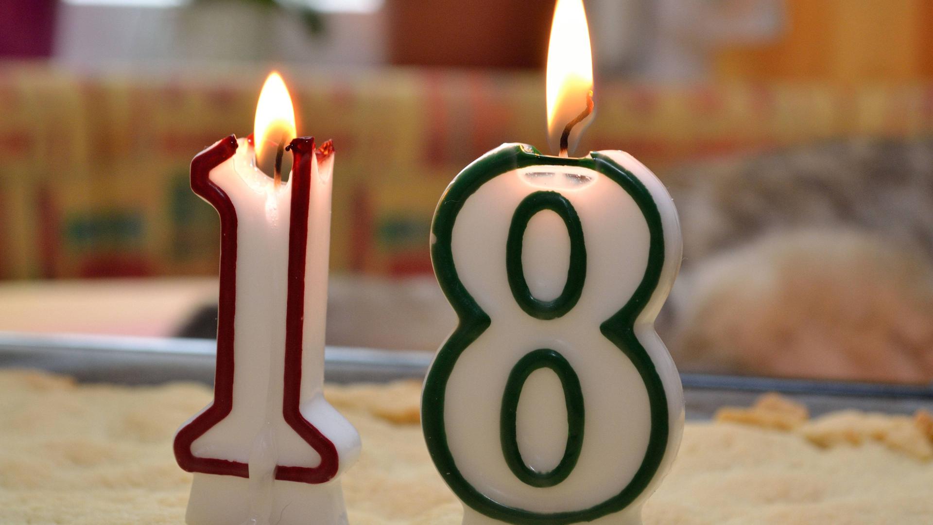 Zwei Kerzen mit den Zahlen eins und acht zum 18. Geburtstag 