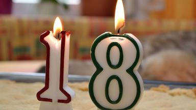 Zwei Kerzen mit den Zahlen eins und acht zum 18. Geburtstag 