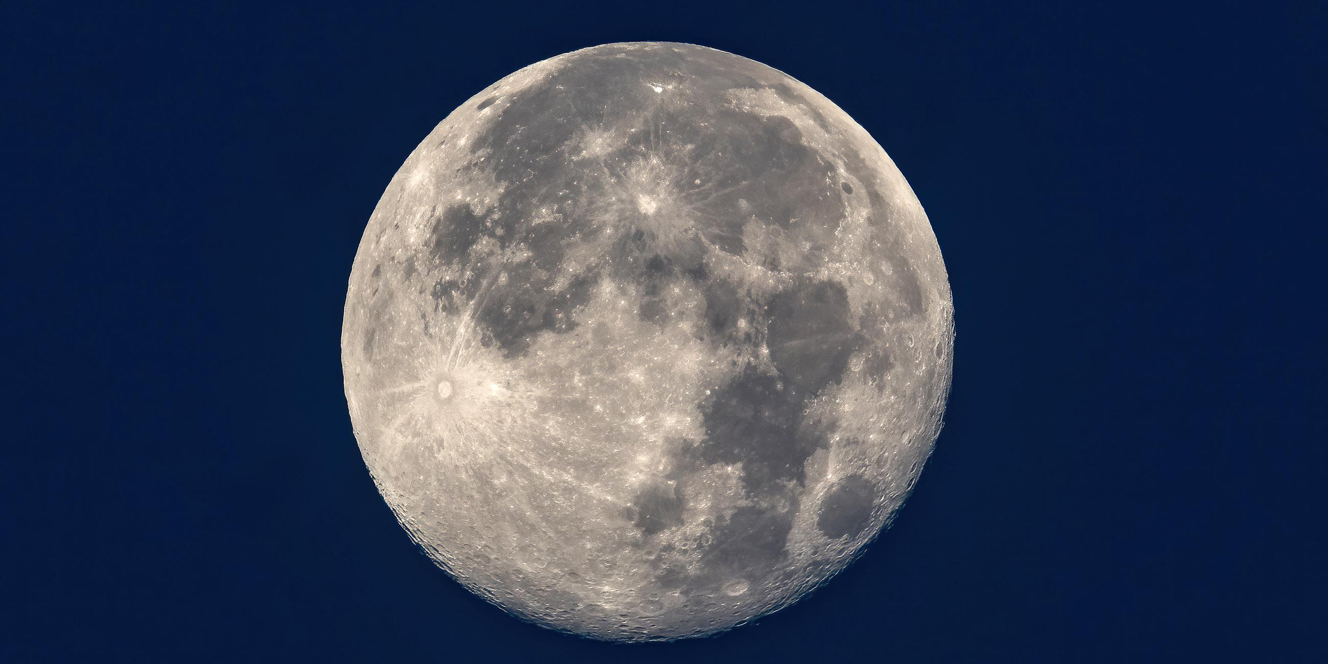 Vollmond am dunklen Nachthimmel