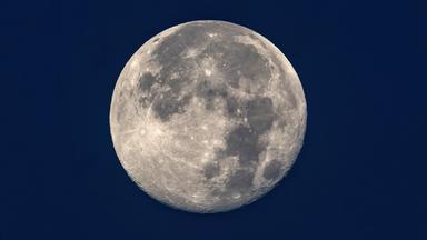 Vollmond am dunklen Nachthimmel