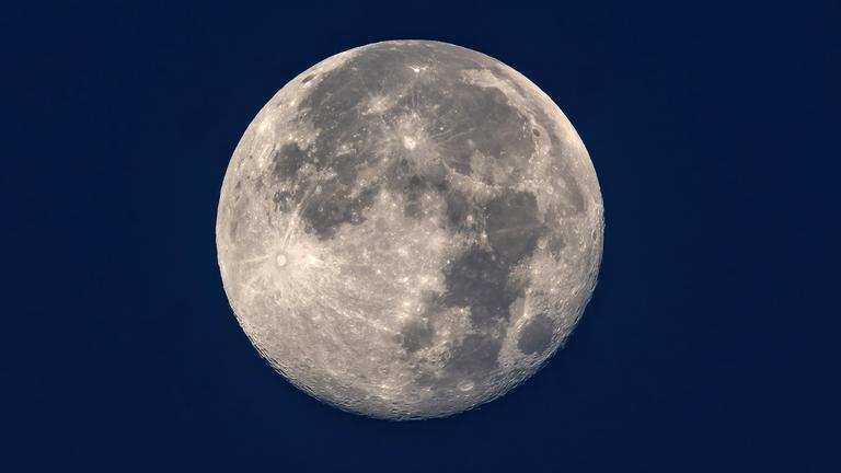 Vollmond am dunklen Nachthimmel