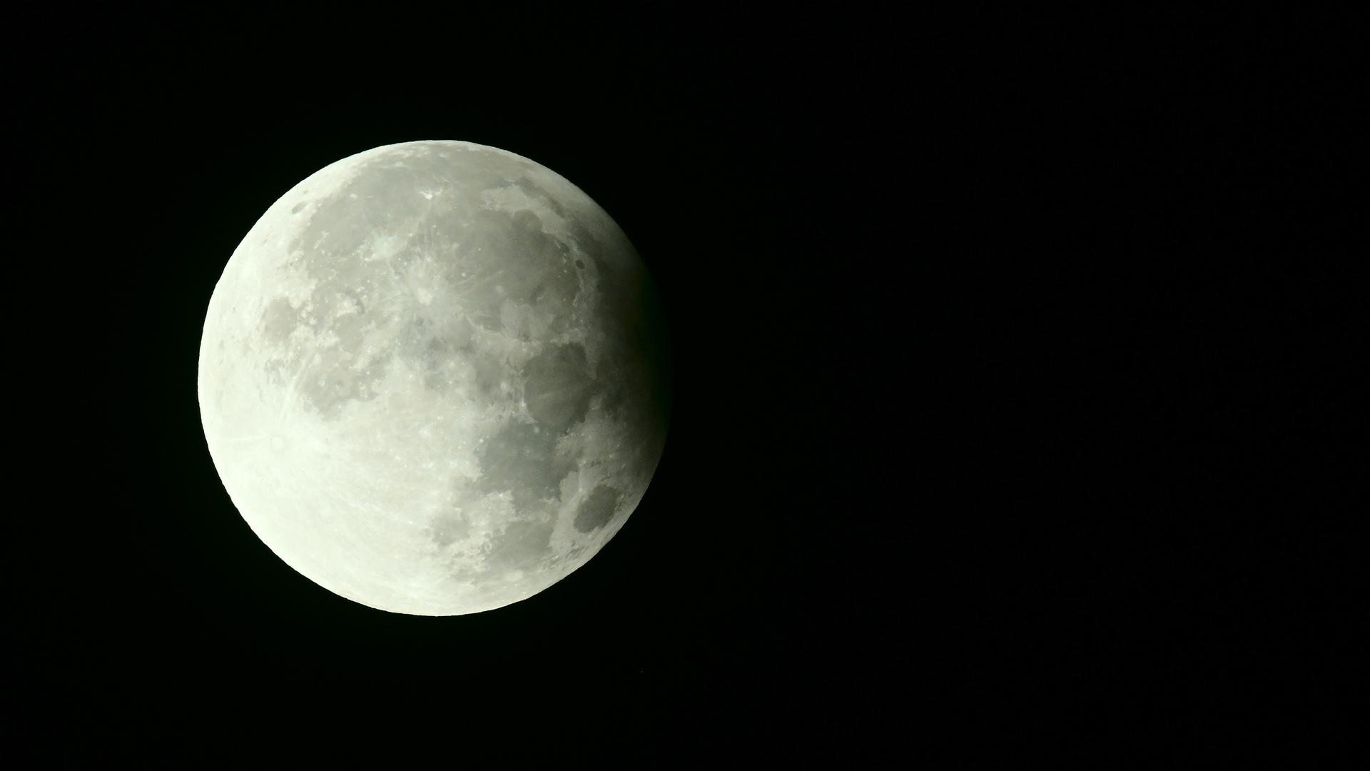 Der volle Mond steht teilweise im Schatten der Erde, aufgenommen am 18.09.2024 in Kandel (Rheinland.Pfalz)