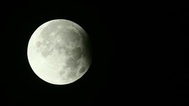 Der volle Mond steht teilweise im Schatten der Erde, aufgenommen am 18.09.2024 in Kandel (Rheinland.Pfalz)