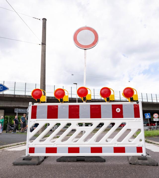 Eine Absperrung vor der Friedrich-Ebert-Brücke in Bonn.