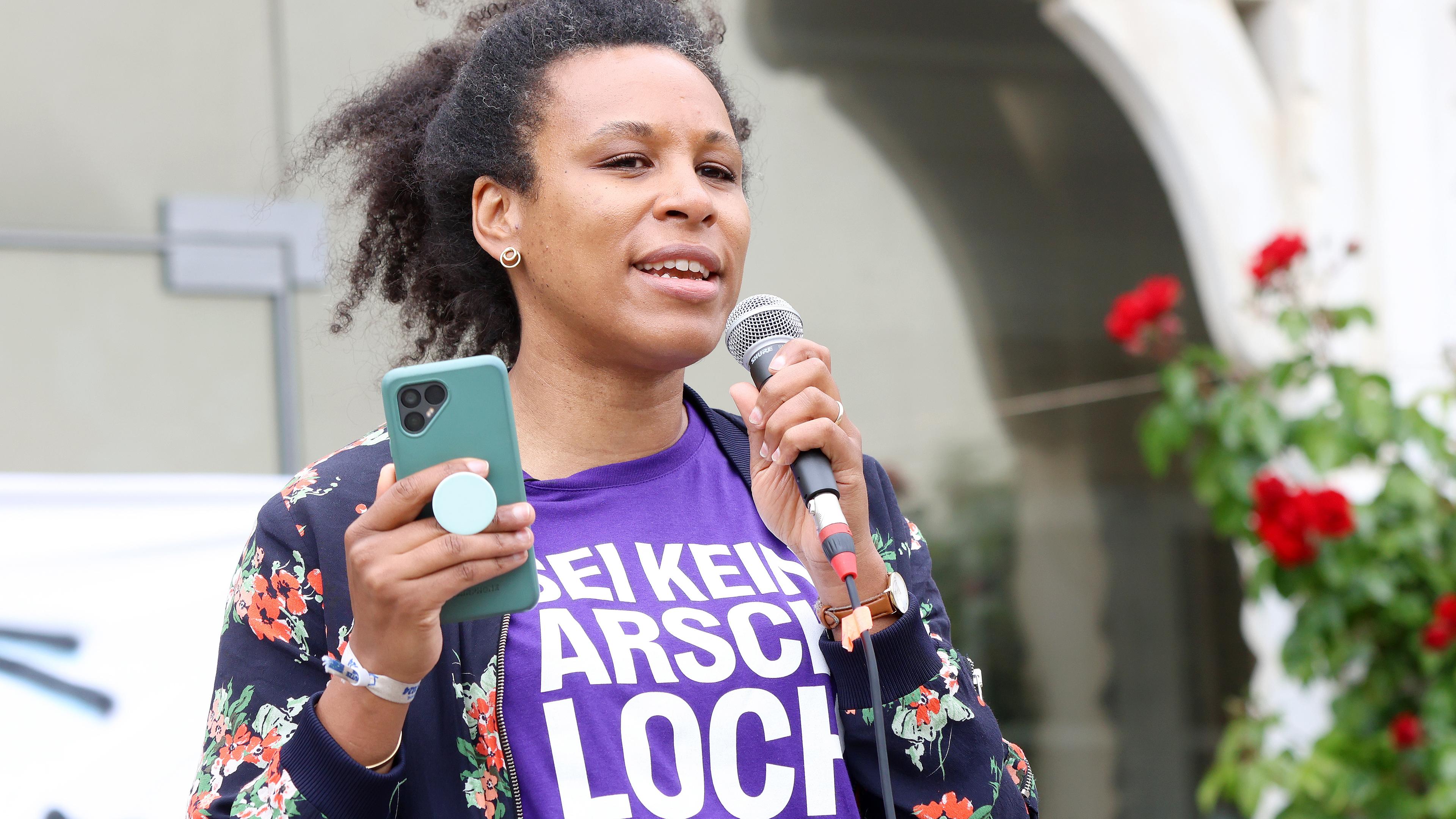 Nela Riehl (Volt), Kandidatin für das EU-Parlament 2024, spricht vor dem Rathaus in Westerland bei einer Kundgebung zu den Teilnehmern.