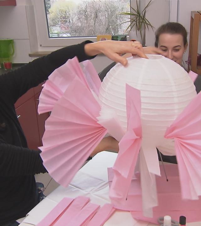 Ann-Kathrin Otto bastelt eine Lampe.