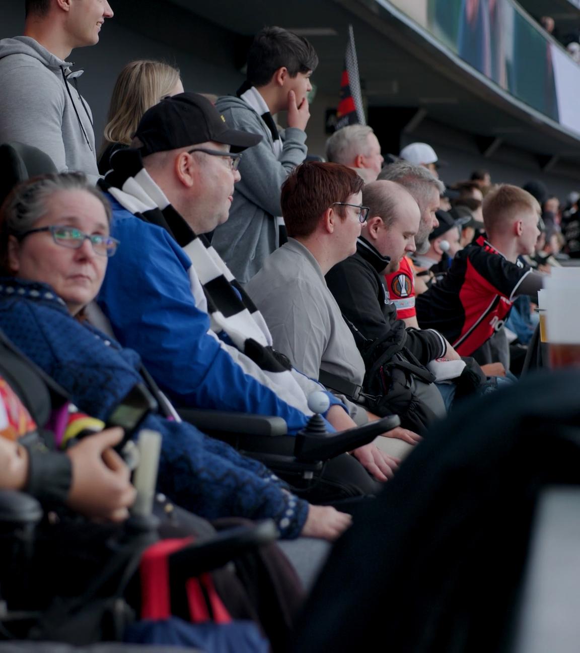 Frankfurt am Main: Fußballfans sitzen im Stadion von Eintracht Frankfurt.