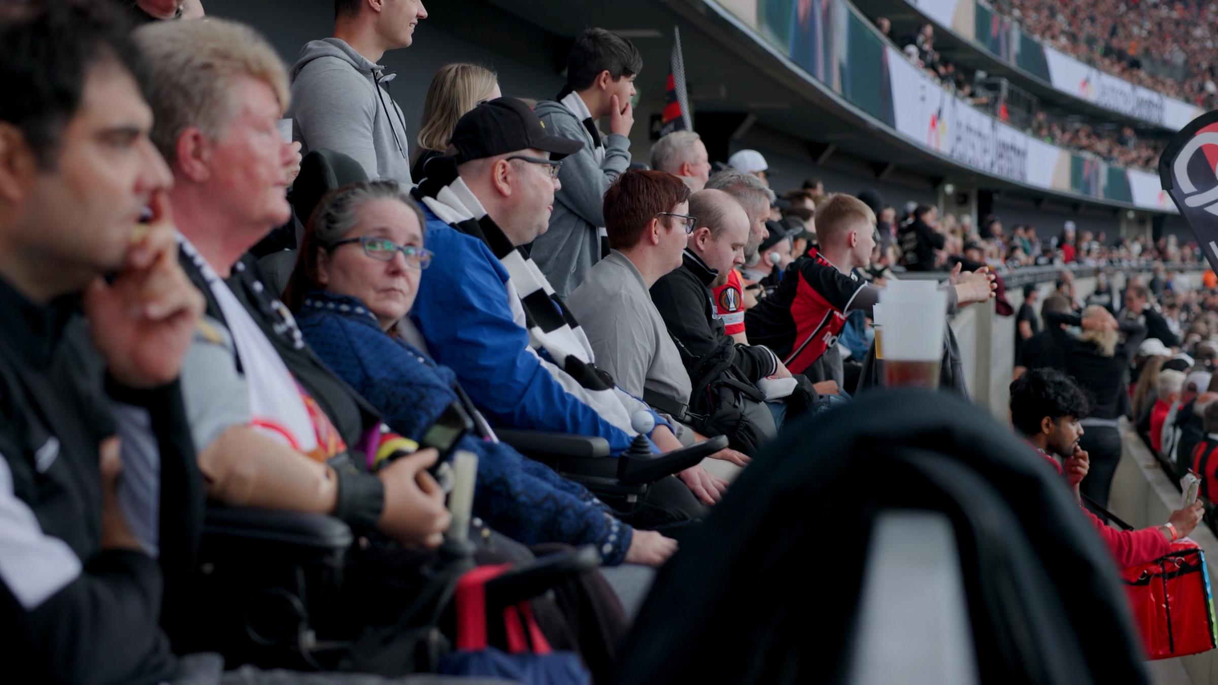 Frankfurt am Main: Fußballfans sitzen im Stadion von Eintracht Frankfurt.