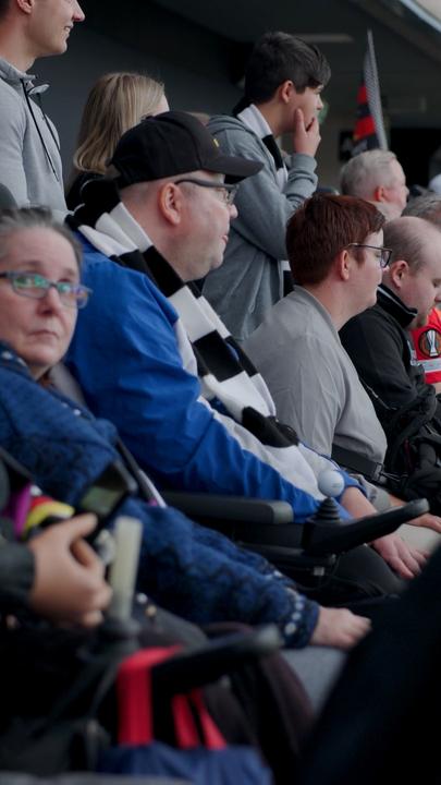 Frankfurt am Main: Fußballfans sitzen im Stadion von Eintracht Frankfurt.