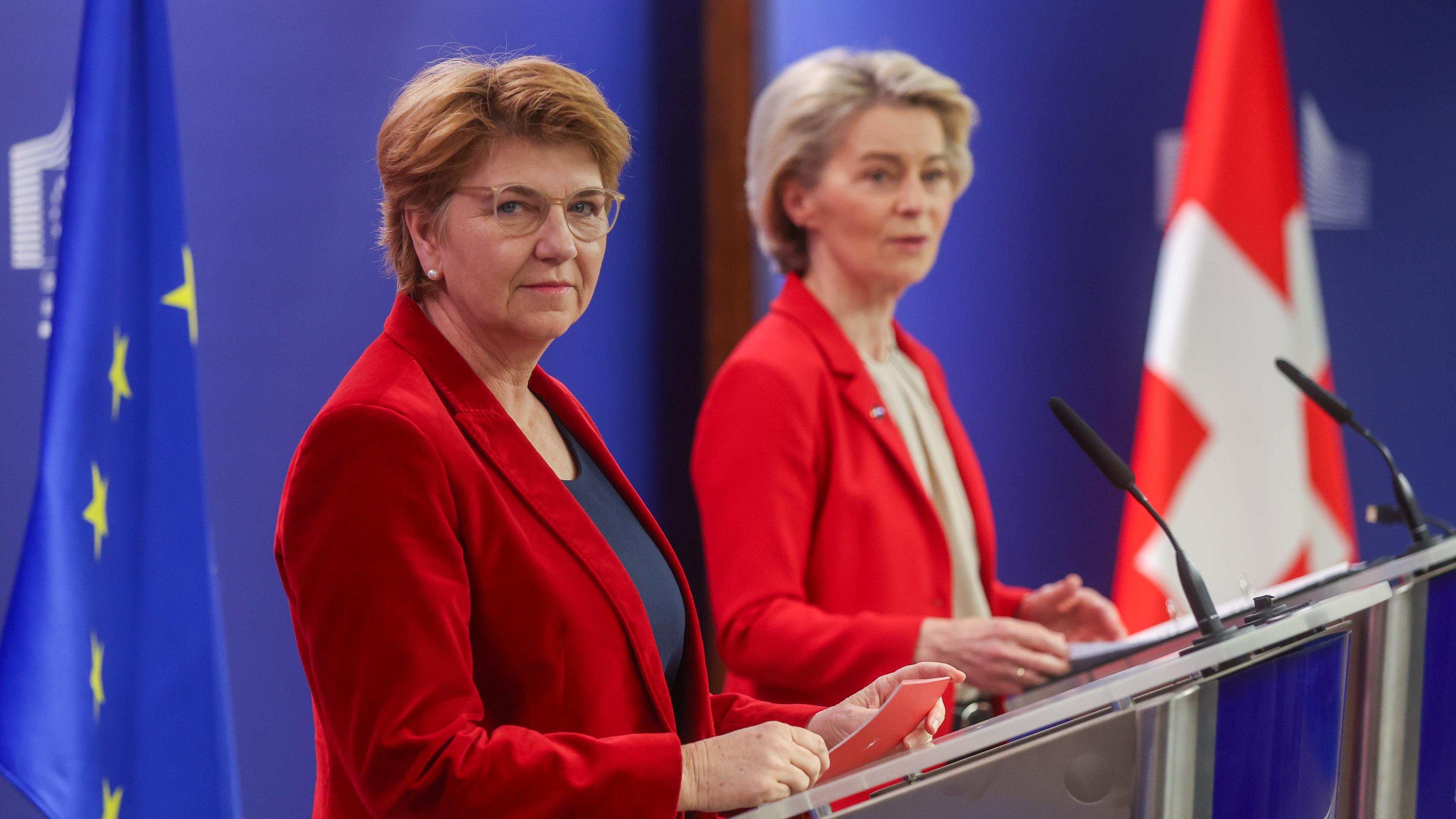 EU-Kommissionspräsidentin Von der Leyen und die schweizer Bundespräsidentin Amherd bei einer gemeinsamen Pressekonferenz in Brüssel