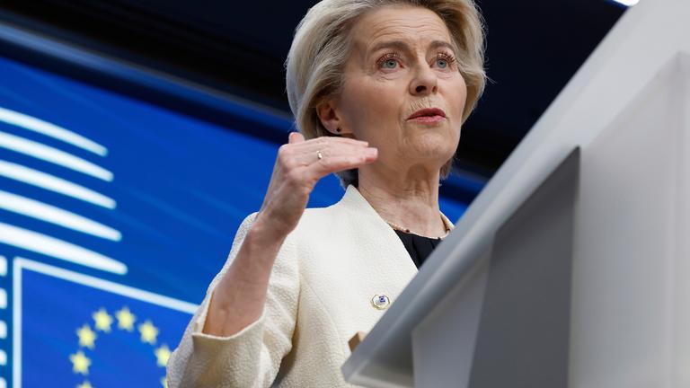 Die EU-Kommissionpräsidentin Ursula von der Leyen spricht bei einer Medienkonferenz anlässlich des EU-Gipfels in Brüssel.