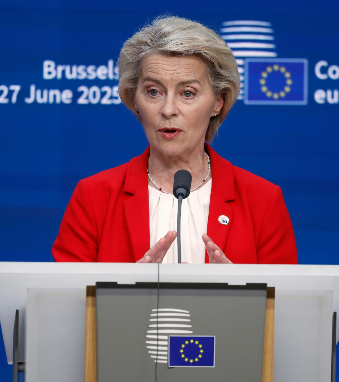 Die Präsidentin der Europäischen Kommission, Ursula von der Leyen, spricht bei einer Medienkonferenz während eines EU-Gipfels.