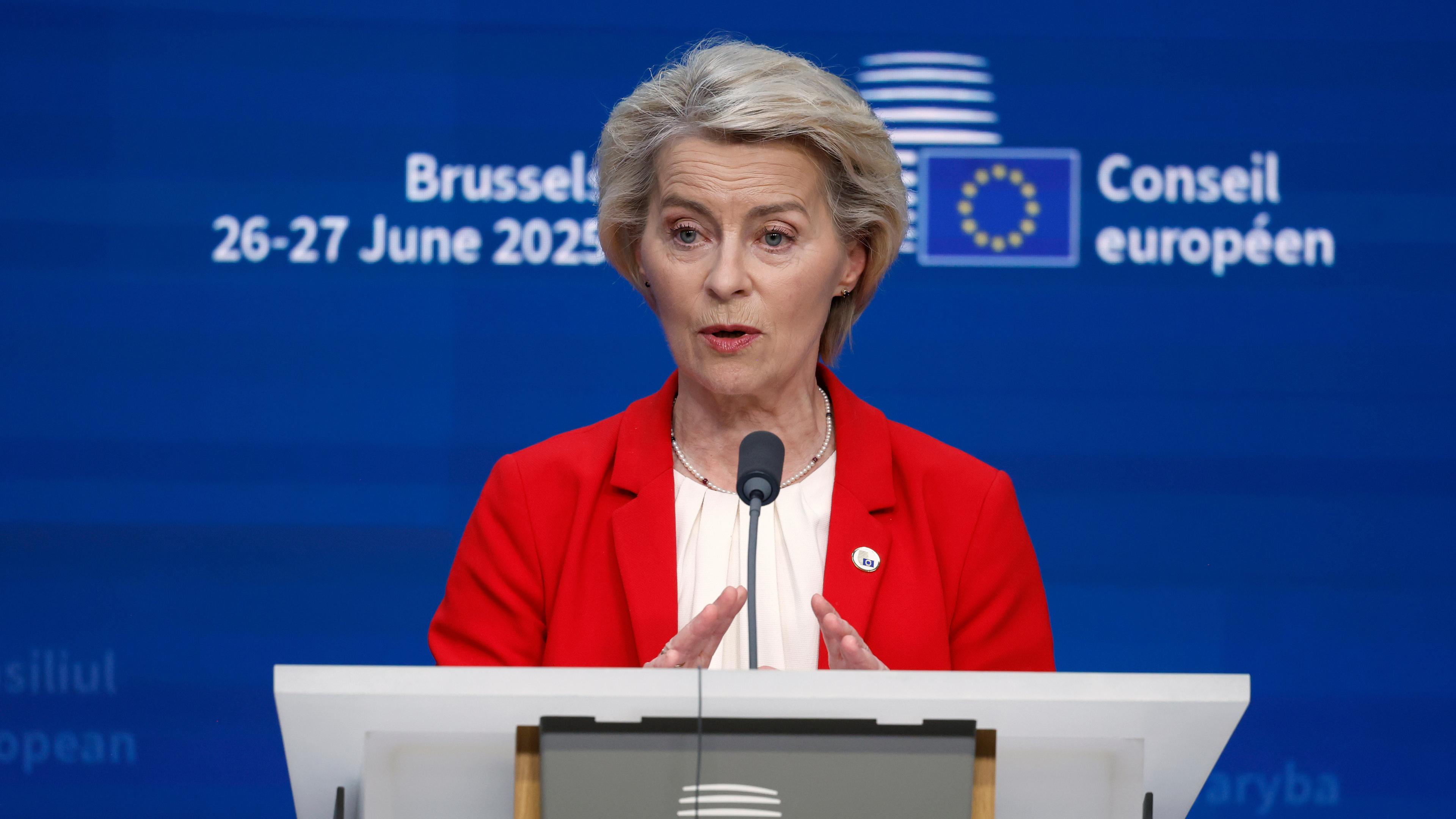 Die Präsidentin der Europäischen Kommission, Ursula von der Leyen, spricht bei einer Medienkonferenz während eines EU-Gipfels.