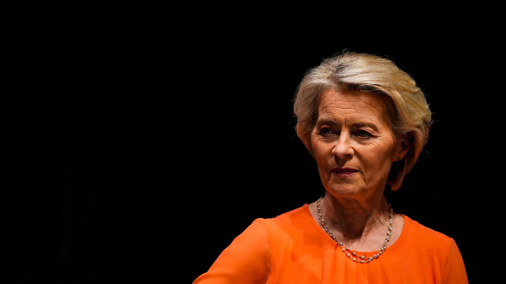 EU-Kommissionspräsidentin Ursula von der Leyen steht vor einem schwarzen Hintergrund.