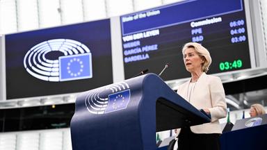 Die Präsidentin der Europäischen Kommission, Ursula von der Leyen, hält während ihrer jährlichen Rede zur Lage der Union eine Ansprache in einer Plenarsitzung des Europäischen Parlaments in Straßburg.