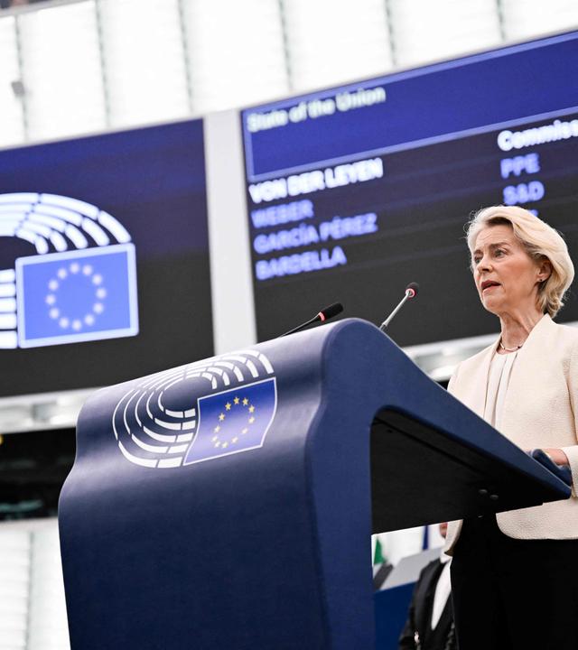 Die Präsidentin der Europäischen Kommission, Ursula von der Leyen, hält während ihrer jährlichen Rede zur Lage der Union eine Ansprache in einer Plenarsitzung des Europäischen Parlaments in Straßburg.