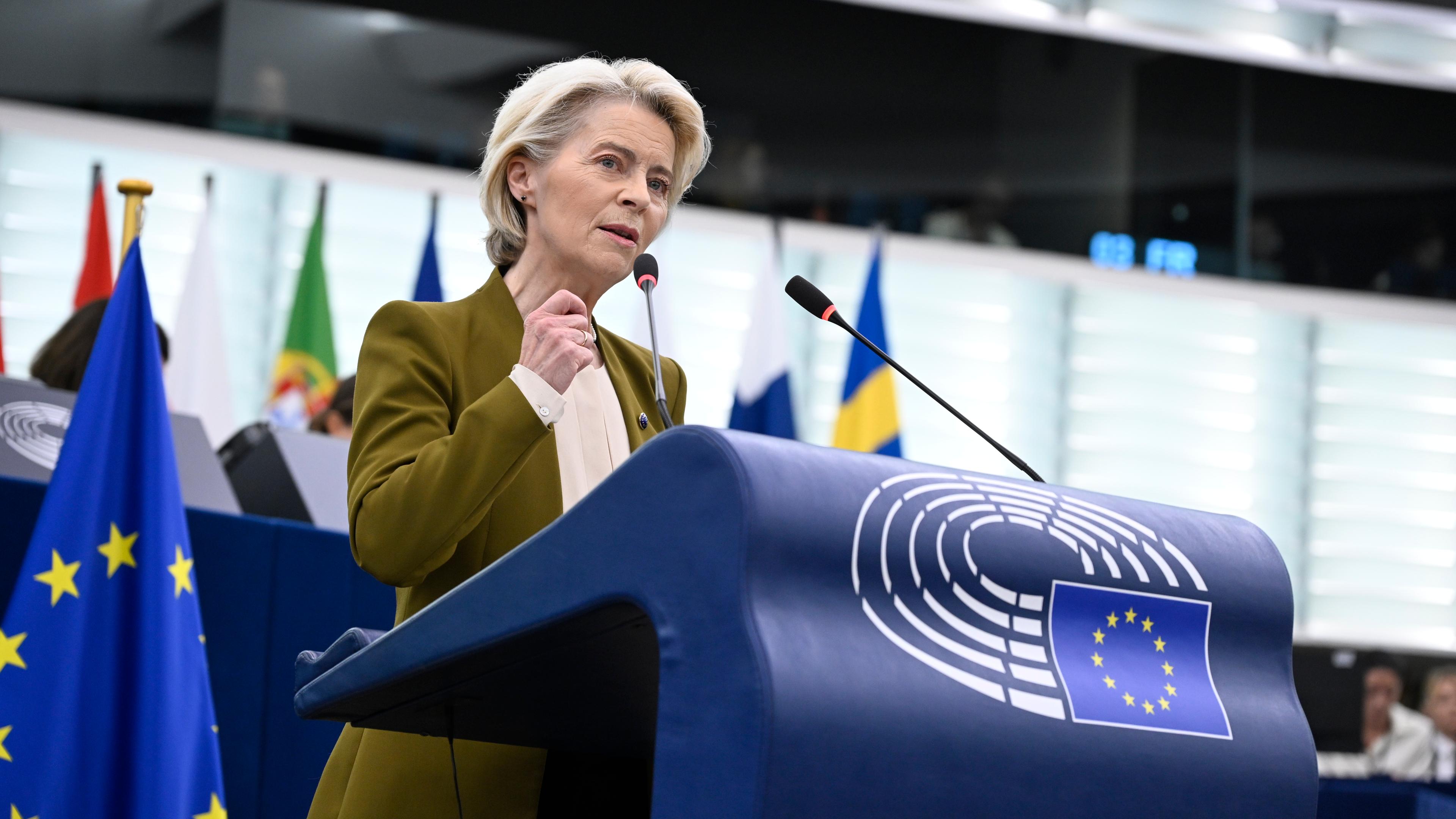Die Präsidentin der Europäischen Kommission, Ursula von der Leyen, gestikuliert während ihrer Rede zur Lage der Union im Europäischen Parlament in Straßburg.