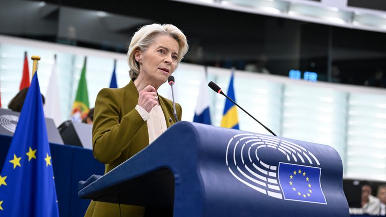 Die Präsidentin der Europäischen Kommission, Ursula von der Leyen, gestikuliert während ihrer Rede zur Lage der Union im Europäischen Parlament in Straßburg.
