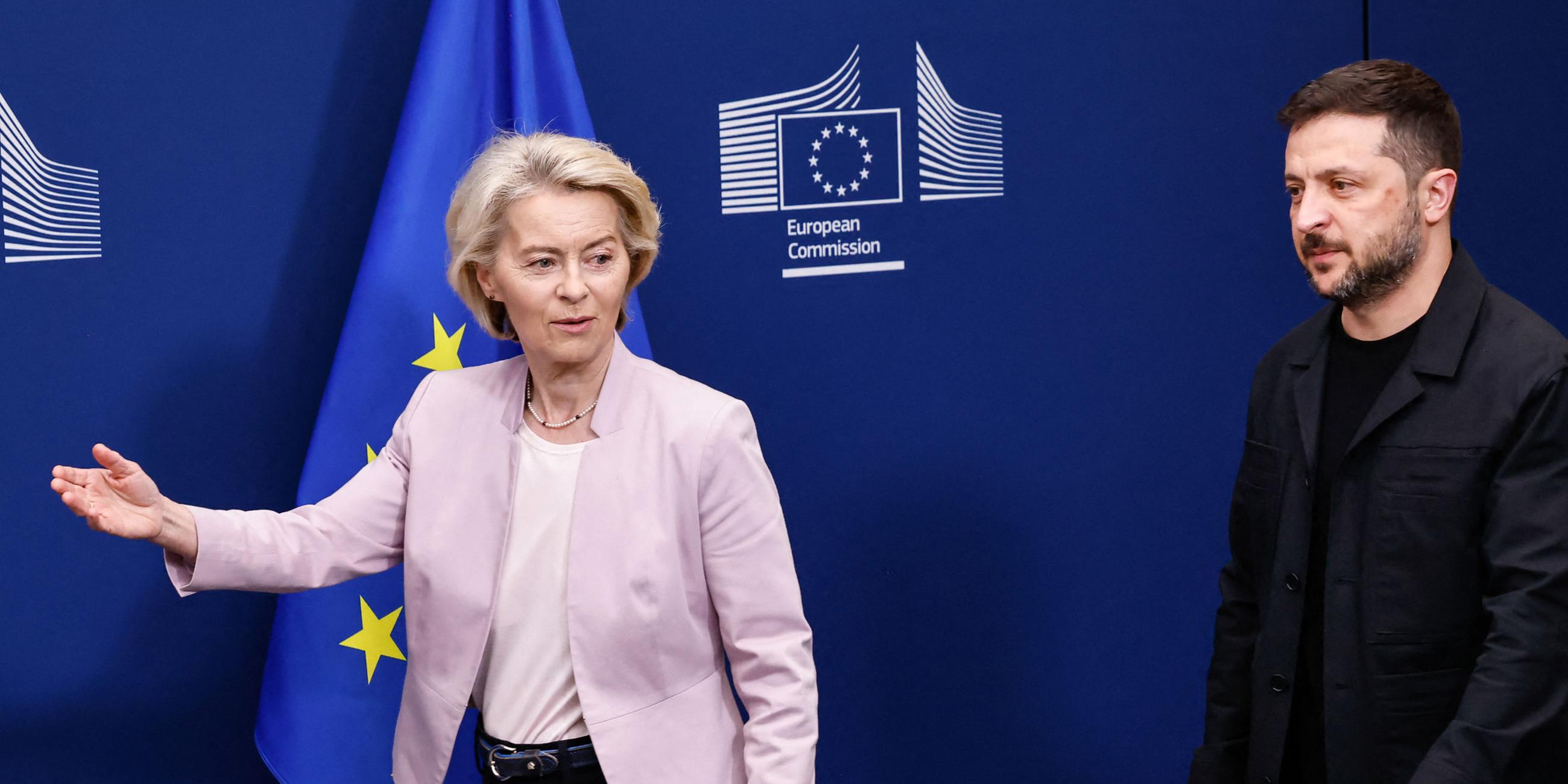 EU-Kommissionspräsidentin Ursula von der Leyen (l.) und der ukrainische Präsident Wolodymyr Selenskyj bei einer gemeinsamen Pressekonferenz in Brüssel am 17. August 2025.