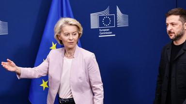 EU-Kommissionspräsidentin Ursula von der Leyen (l.) und der ukrainische Präsident Wolodymyr Selenskyj bei einer gemeinsamen Pressekonferenz in Brüssel am 17. August 2025.