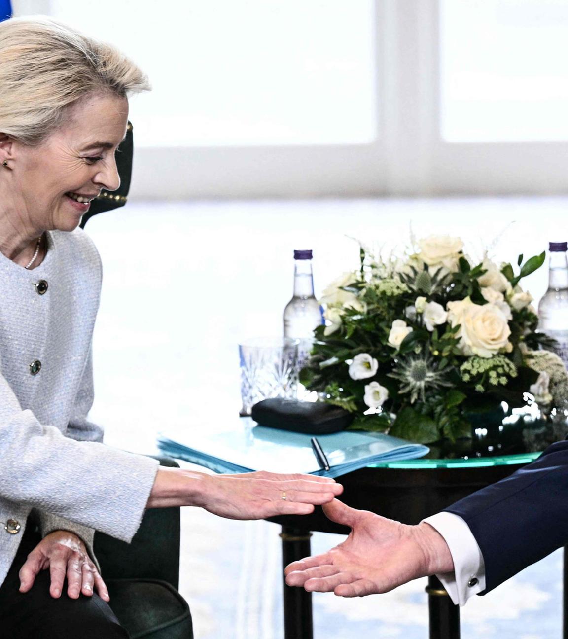 Donald Trump (r) und Ursula von der Leyen (l) schütteln sich die Hände während eines Treffens in Turnberry im Südwesten Schottlands am 27. Juli 2025.