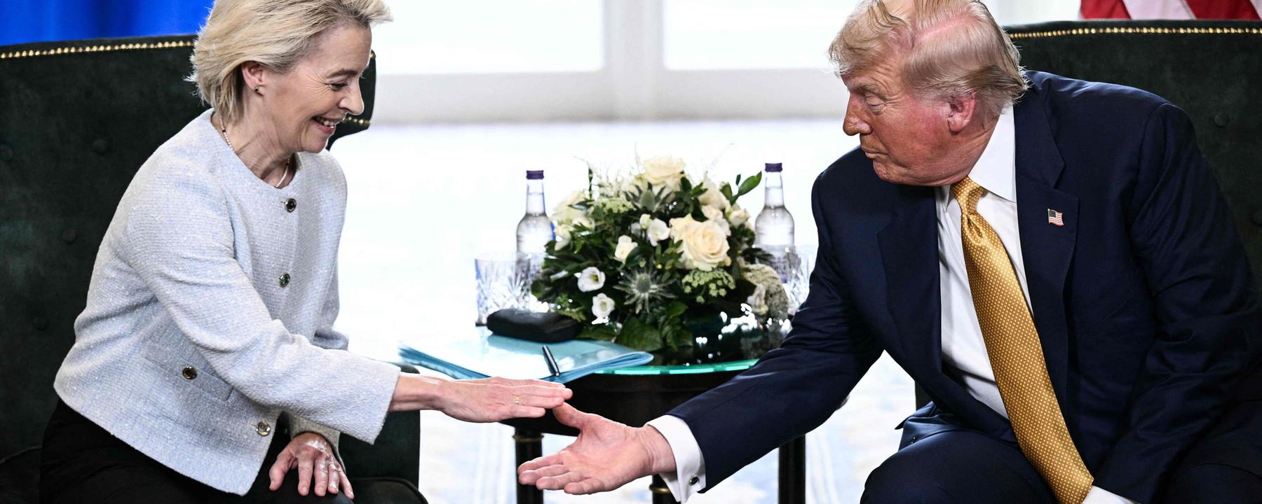 Donald Trump (r) und Ursula von der Leyen (l) schütteln sich die Hände während eines Treffens in Turnberry im Südwesten Schottlands am 27. Juli 2025.