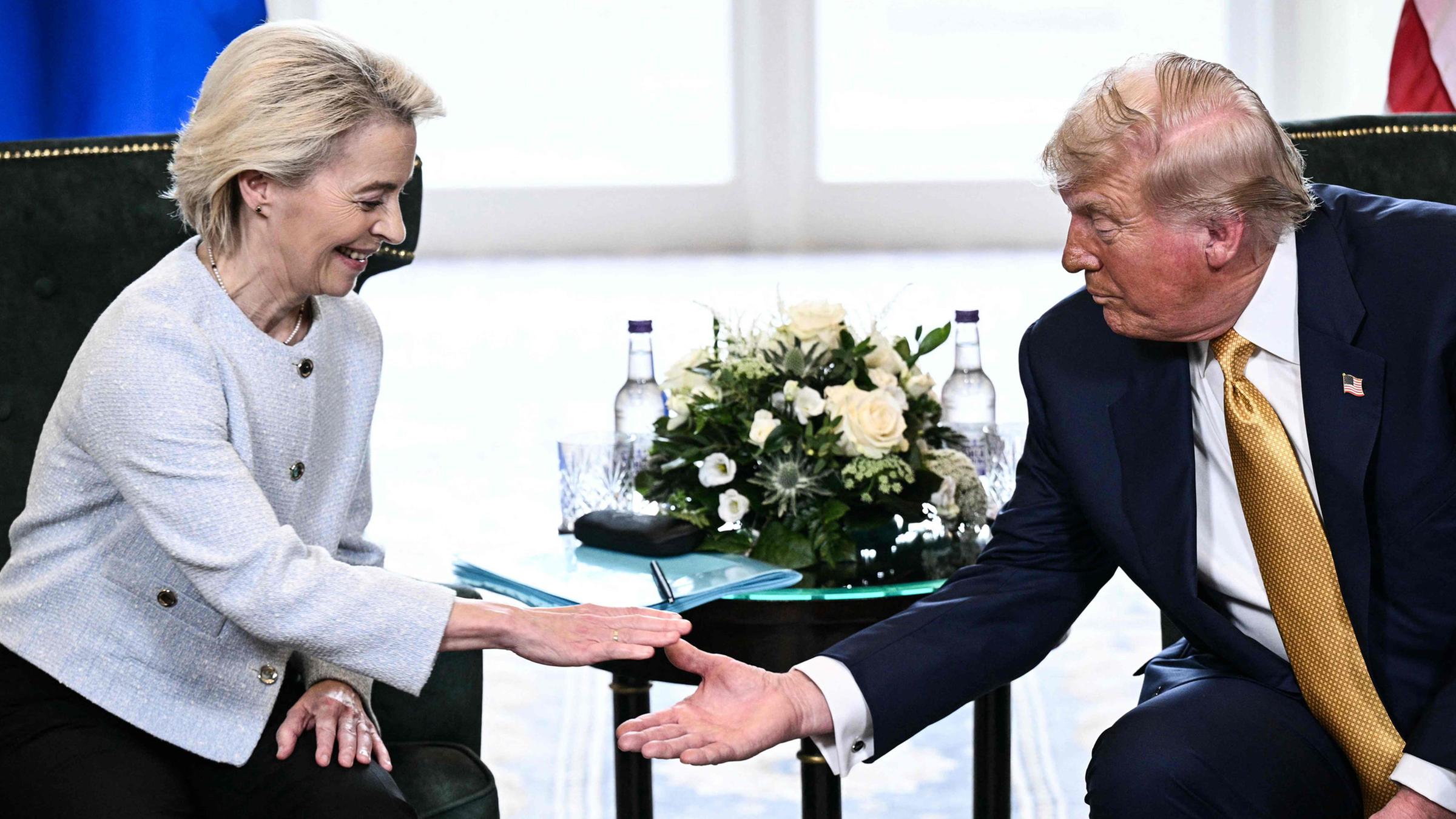 Donald Trump (r) und Ursula von der Leyen (l) schütteln sich die Hände während eines Treffens in Turnberry im Südwesten Schottlands am 27. Juli 2025.