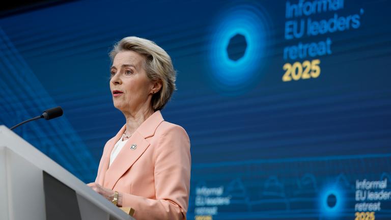 Belgien, Brüssel: Die Präsidentin der Europäischen Kommission, Ursula von der Leyen, spricht zum Abschluss eines EU-Gipfels auf einer Medienkonferenz.
