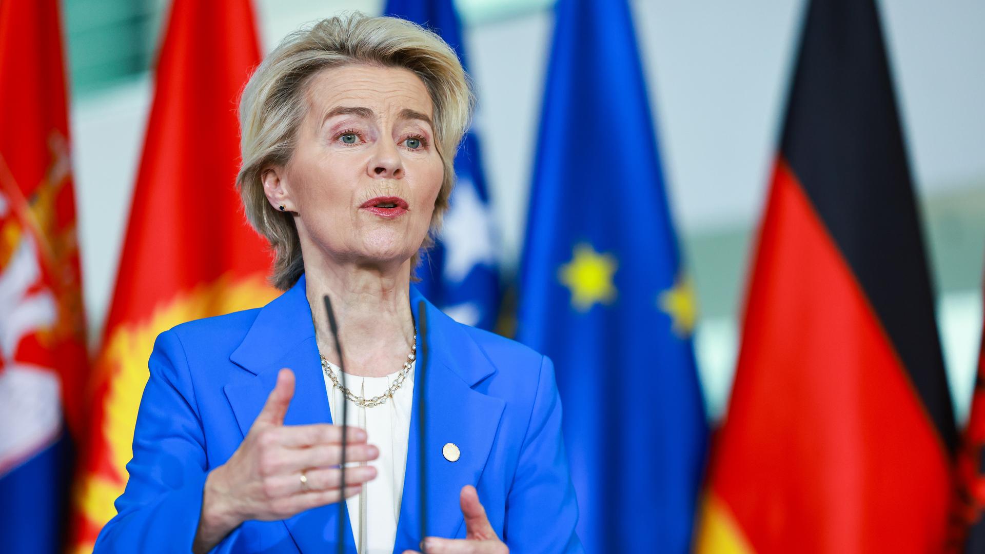 EU-Kommissionspräsidentin Ursula von der Leyen spricht bei einer Pressekonferenz im Kanzleramt in Berlin.