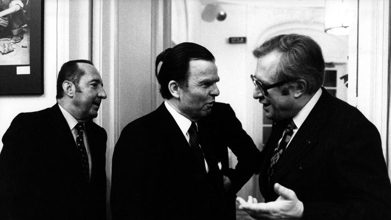 Der Publizist Peter Scholl-Latour, Karl-Günther von Hase und der damalige Ministerpräsident von Rheinland-Pfalz, Dr. Bernhard Vogel bei der Einweihung des ZDF-Studios in Paris 1980