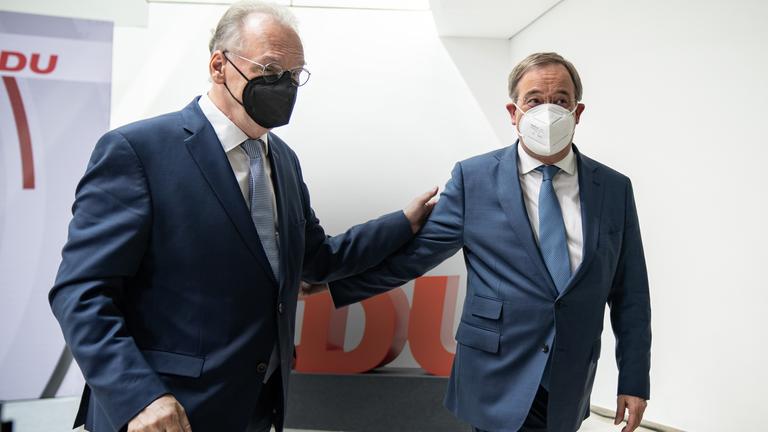 Reiner Haseloff und Armin Laschet verlassen eine Pressekonferenz nach der Landtagswahl in Sachsen-Anhalt. 