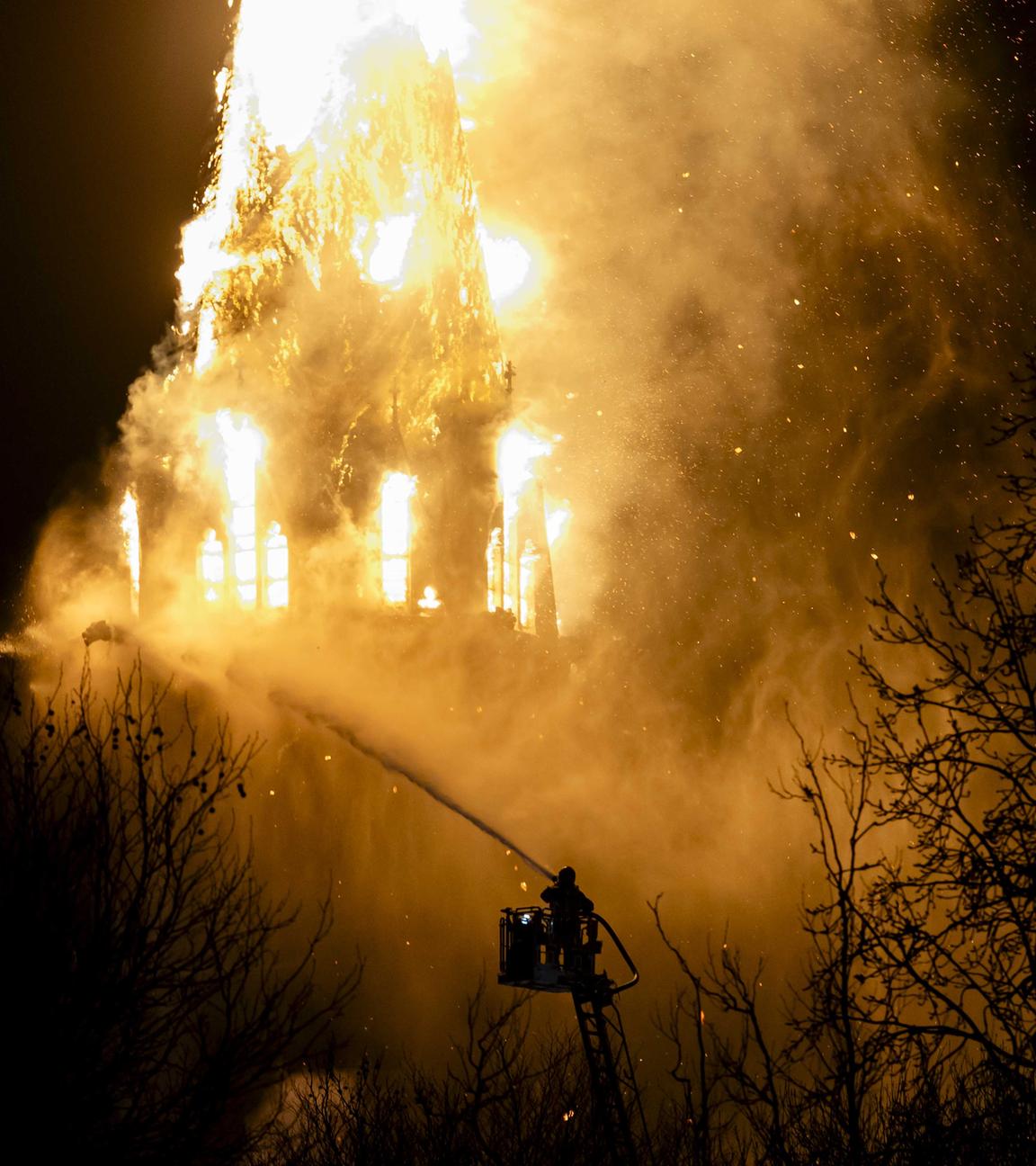 Einsatzkräfte der Feuerwehr löschen die brennende Vondelkirche in der Nähe des Vondelparks in Amsterdam.