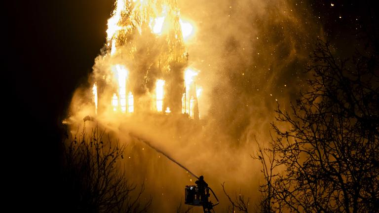 Einsatzkräfte der Feuerwehr löschen die brennende Vondelkirche in der Nähe des Vondelparks in Amsterdam.